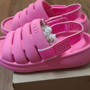 UGG women,s Bright Pink Slide Sandals‎ used exelente condition.
